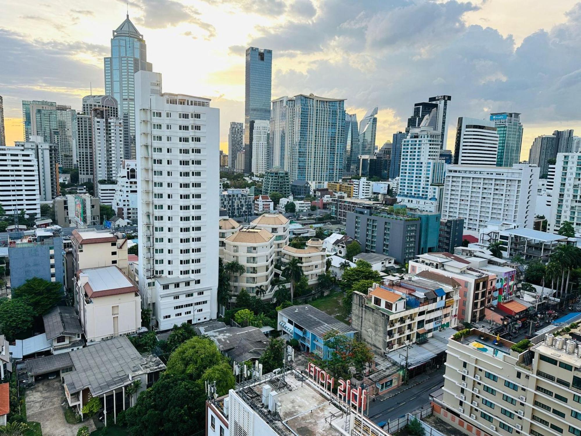 Affordable Serviced Apartments In Nana Omni Tower - Prime Sukhumvit Location Bangkok Luaran gambar